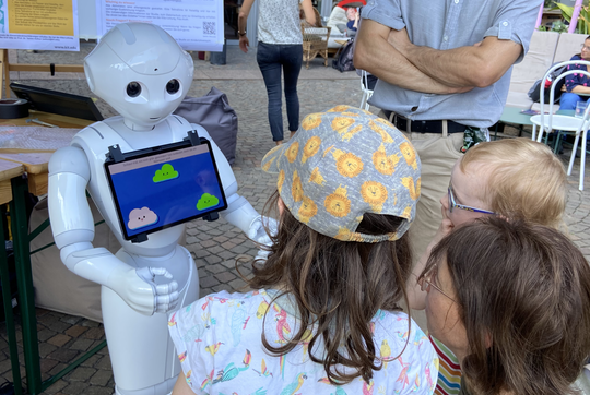 Robot talking to children