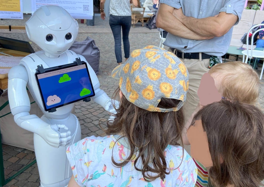 Robot talking to children